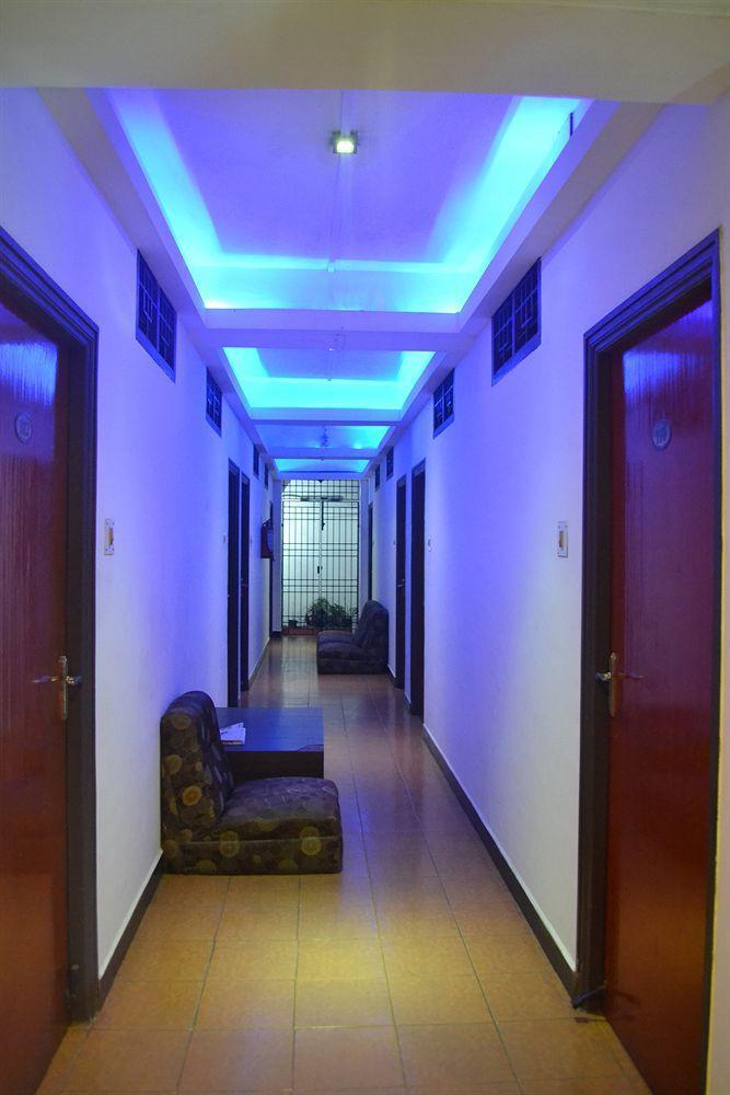 Deluxe Hotel Madras Buitenkant foto