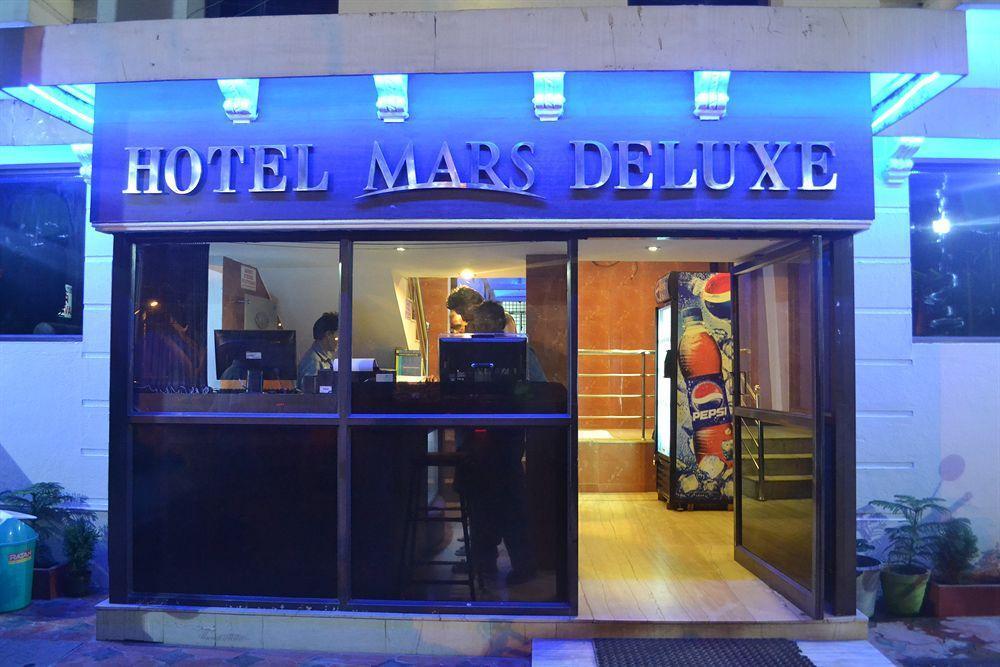 Deluxe Hotel Madras Buitenkant foto