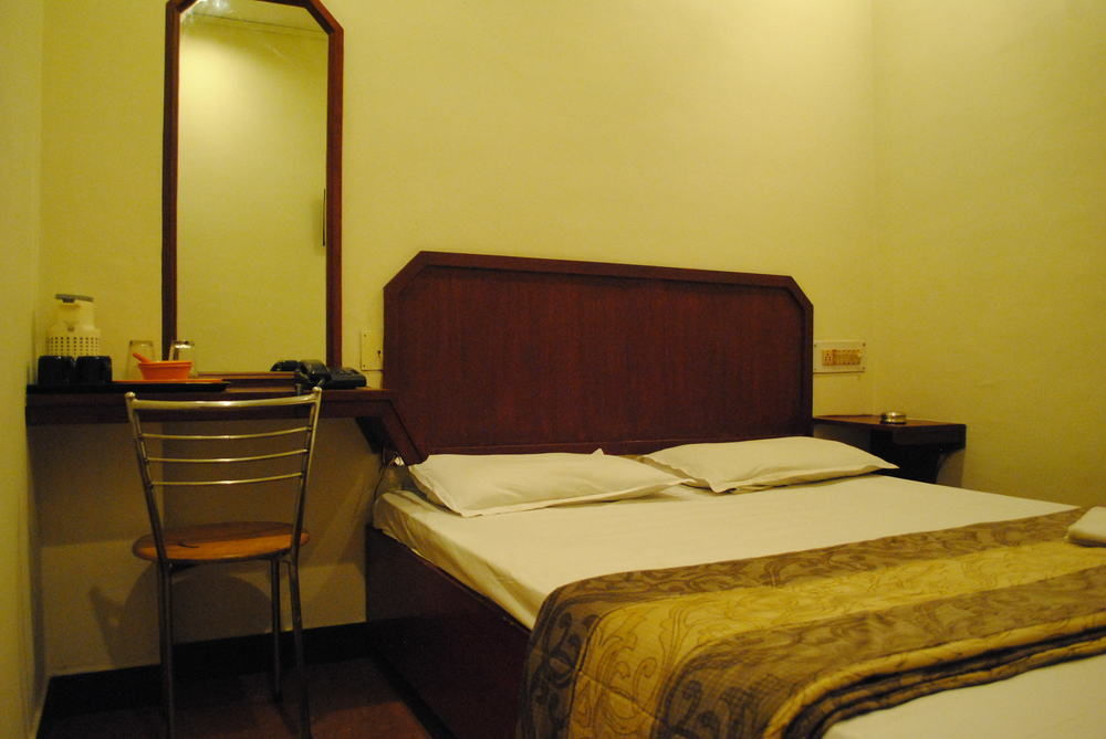 Deluxe Hotel Madras Buitenkant foto