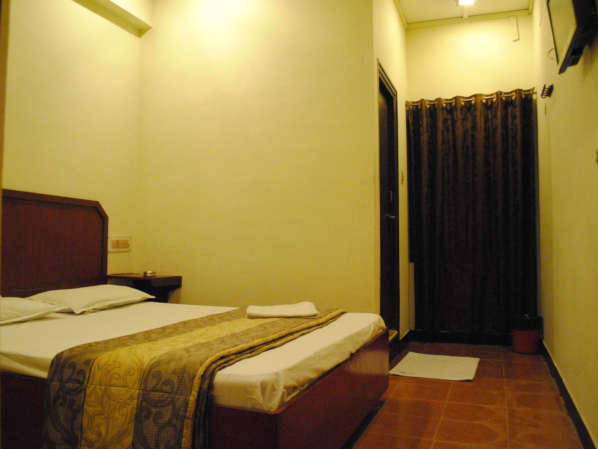 Deluxe Hotel Madras Buitenkant foto