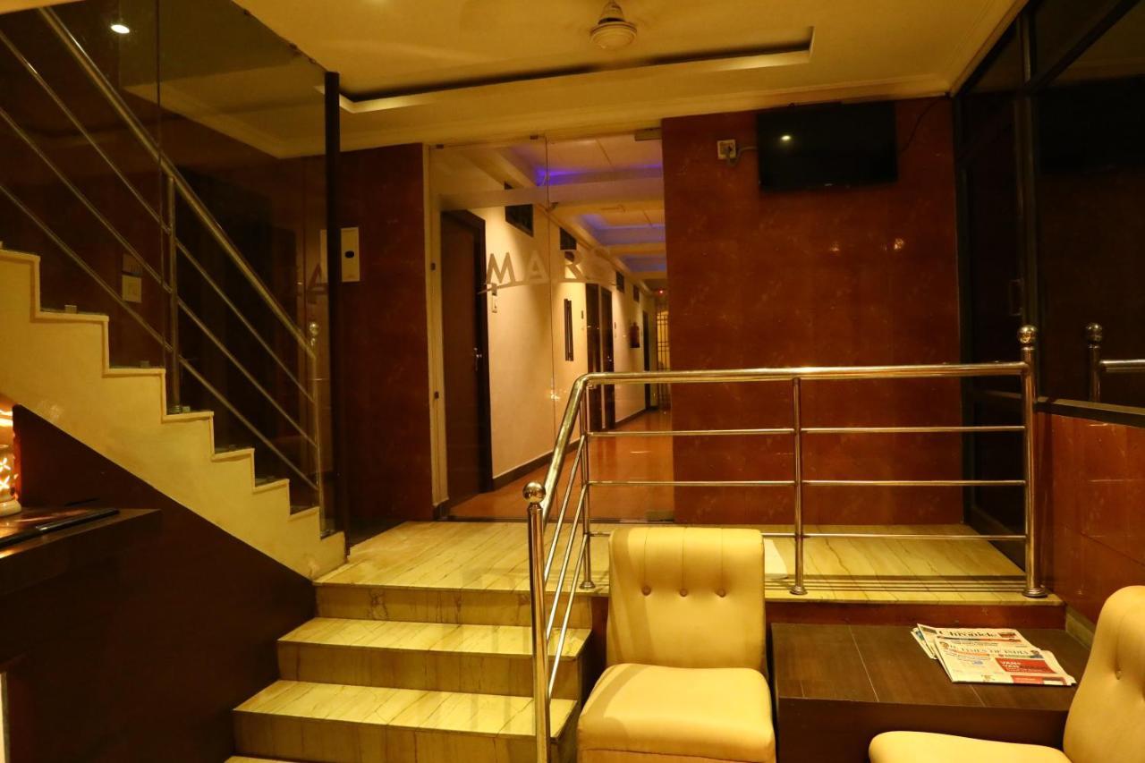 Deluxe Hotel Madras Buitenkant foto