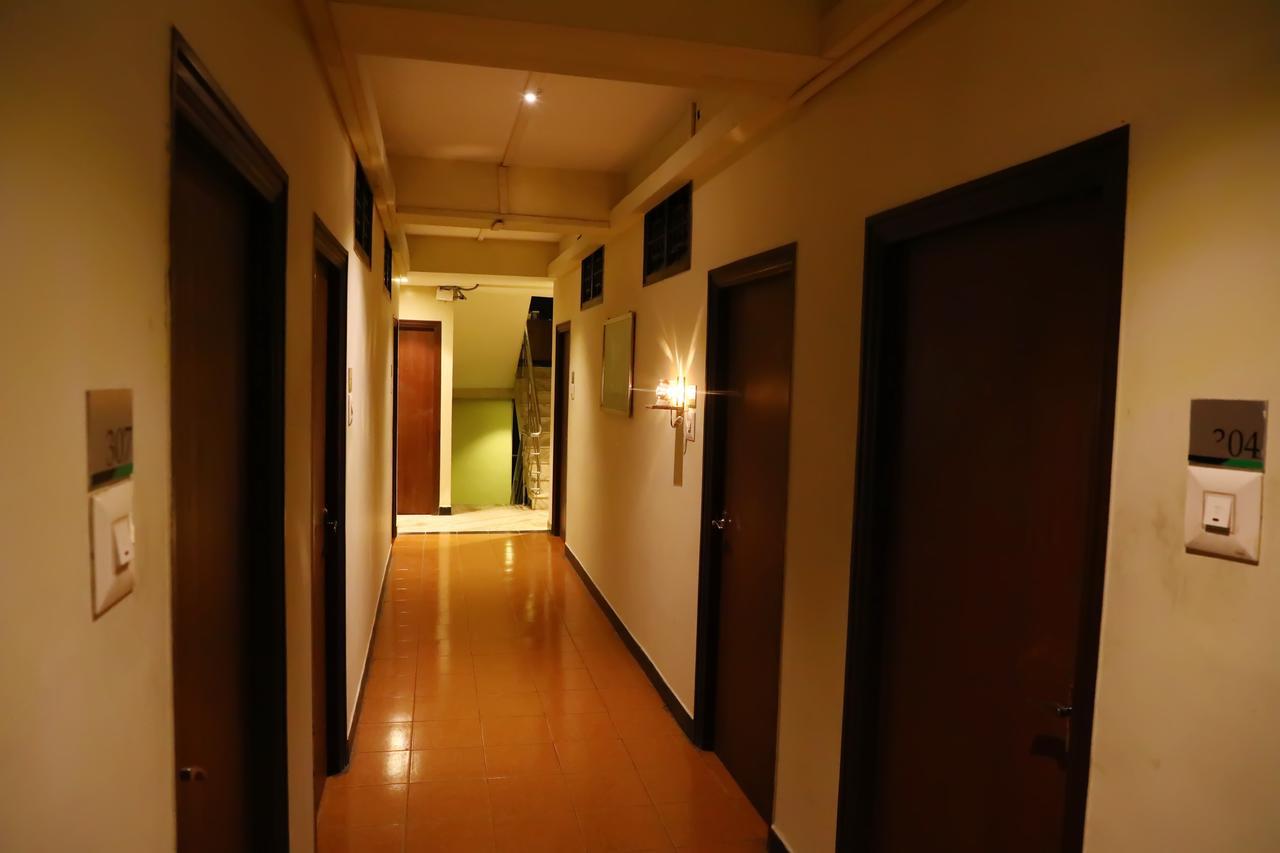 Deluxe Hotel Madras Buitenkant foto
