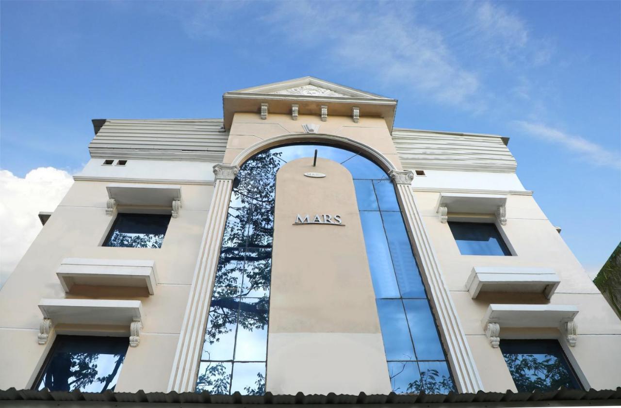 Deluxe Hotel Madras Buitenkant foto