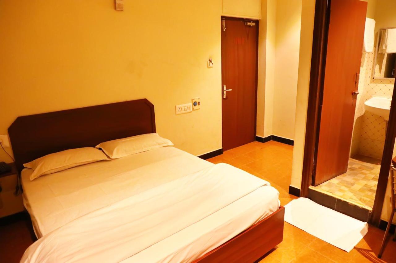 Deluxe Hotel Madras Buitenkant foto