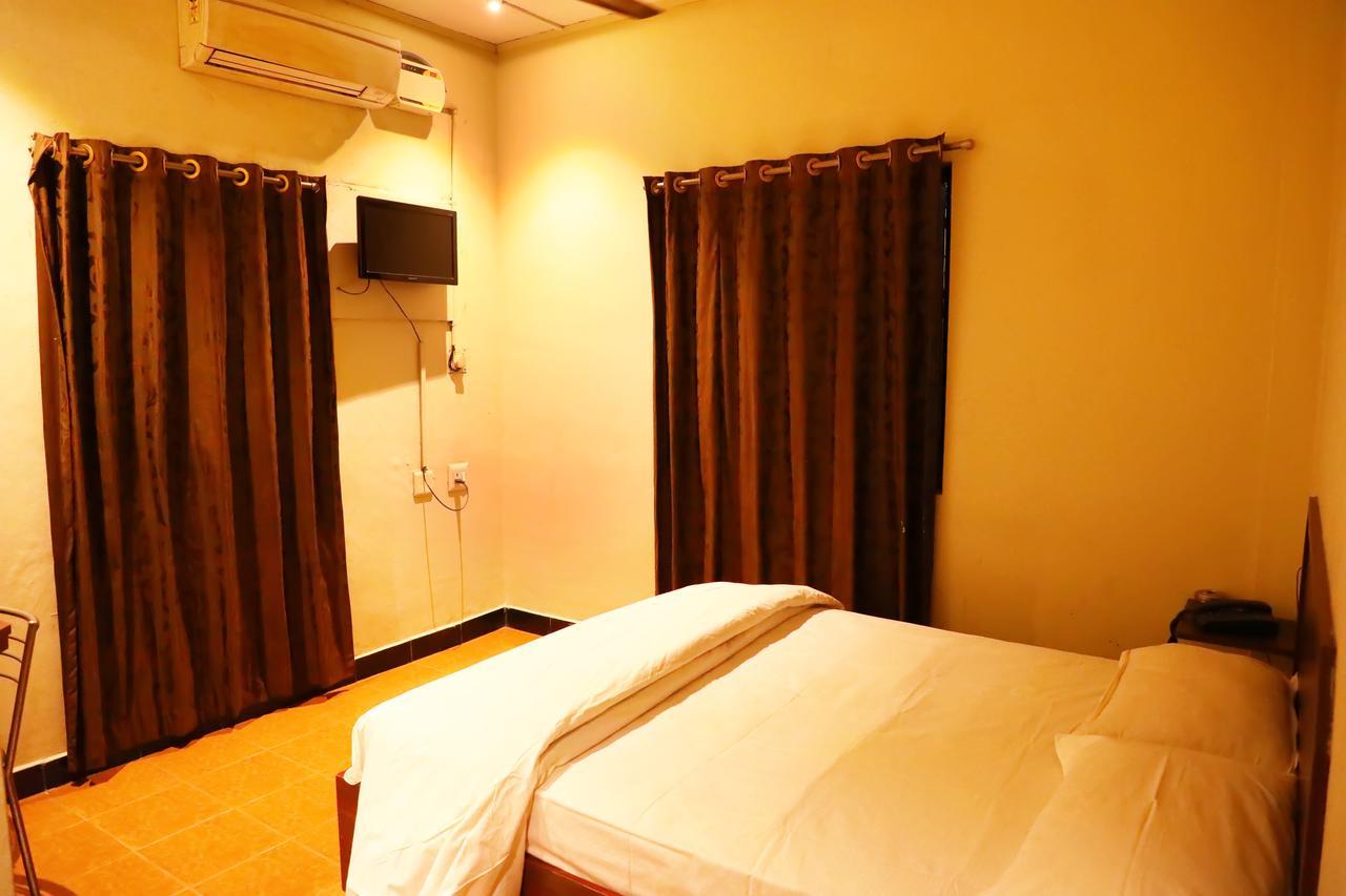 Deluxe Hotel Madras Buitenkant foto