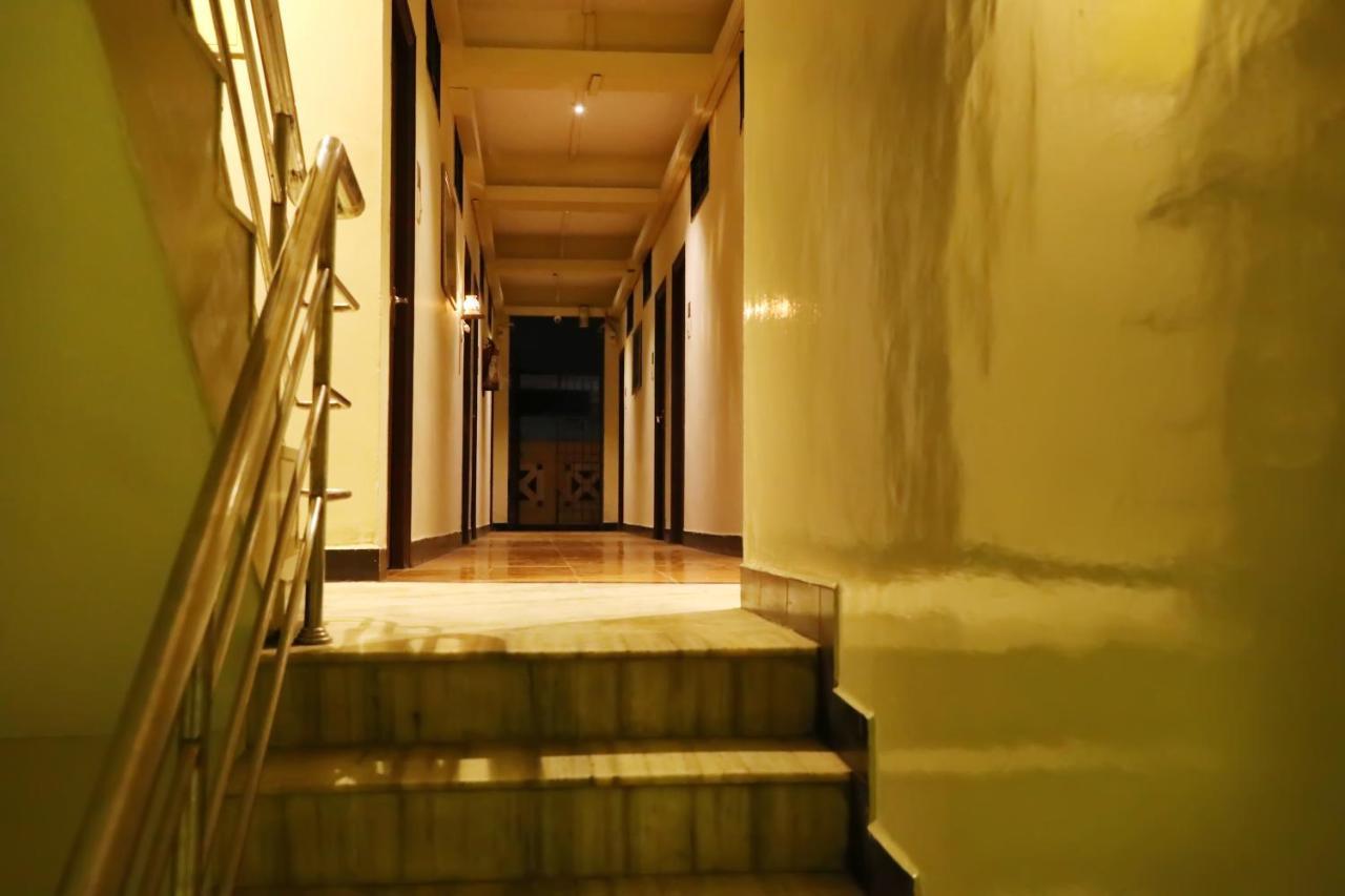 Deluxe Hotel Madras Buitenkant foto