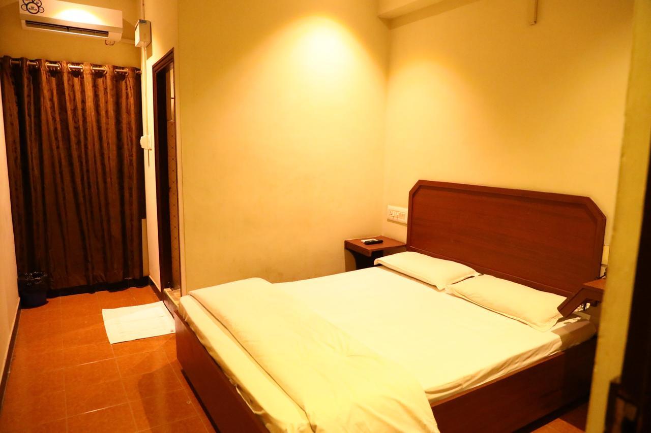 Deluxe Hotel Madras Buitenkant foto