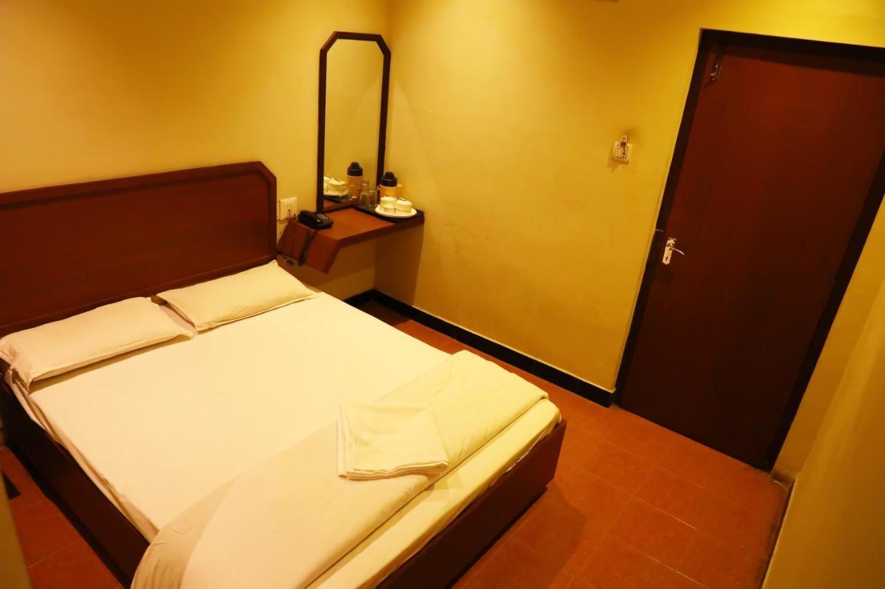 Deluxe Hotel Madras Buitenkant foto