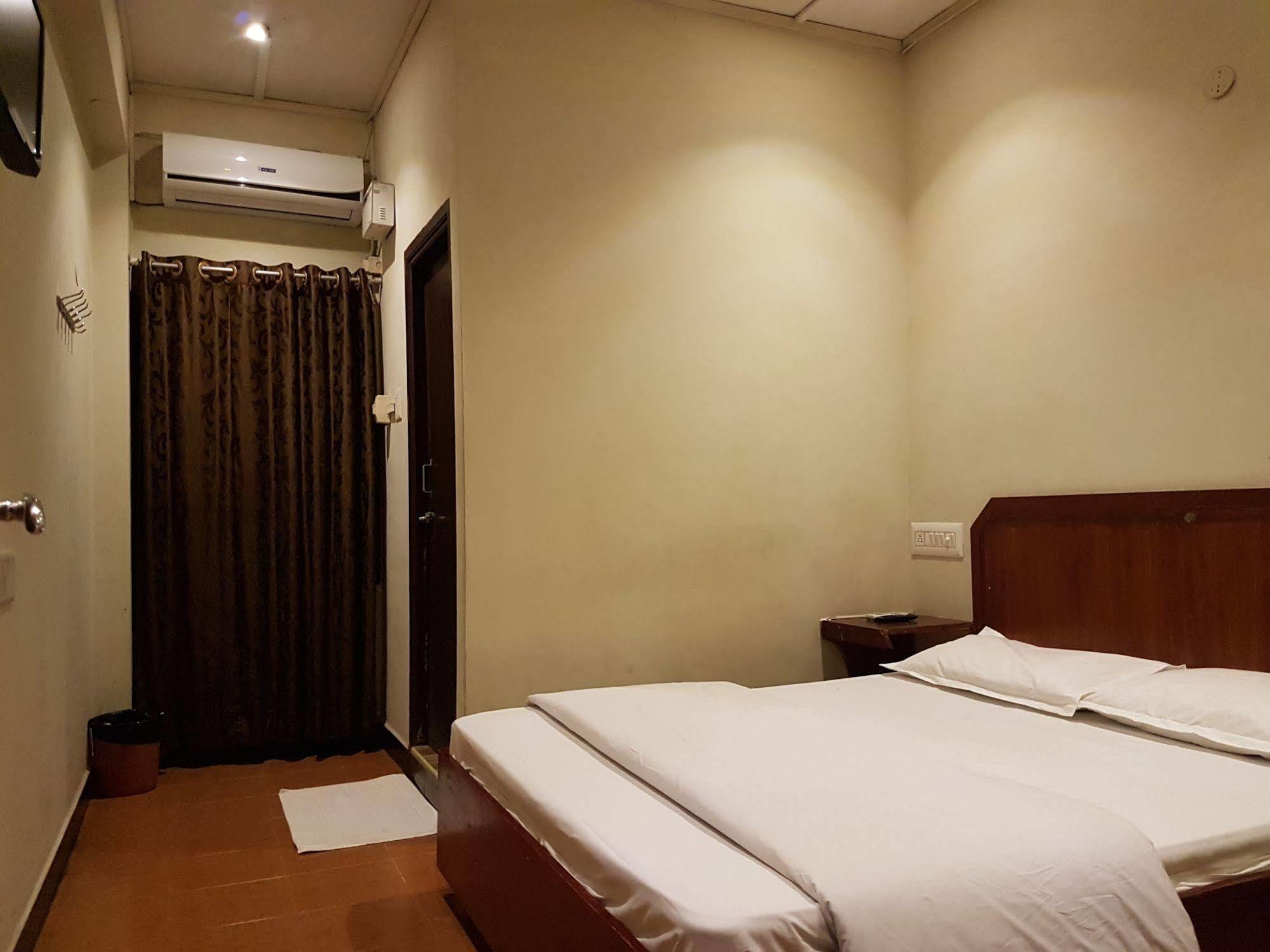 Deluxe Hotel Madras Buitenkant foto