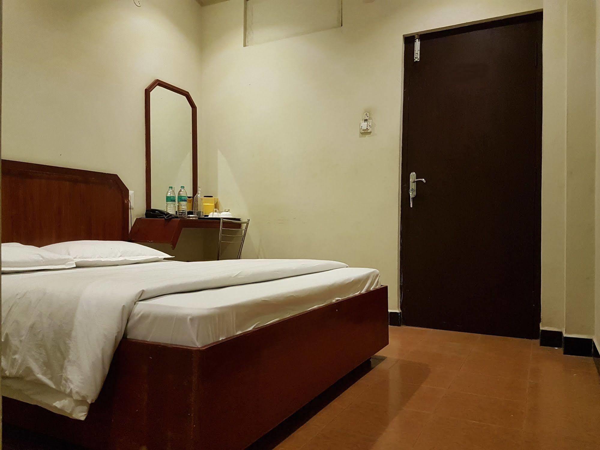 Deluxe Hotel Madras Buitenkant foto