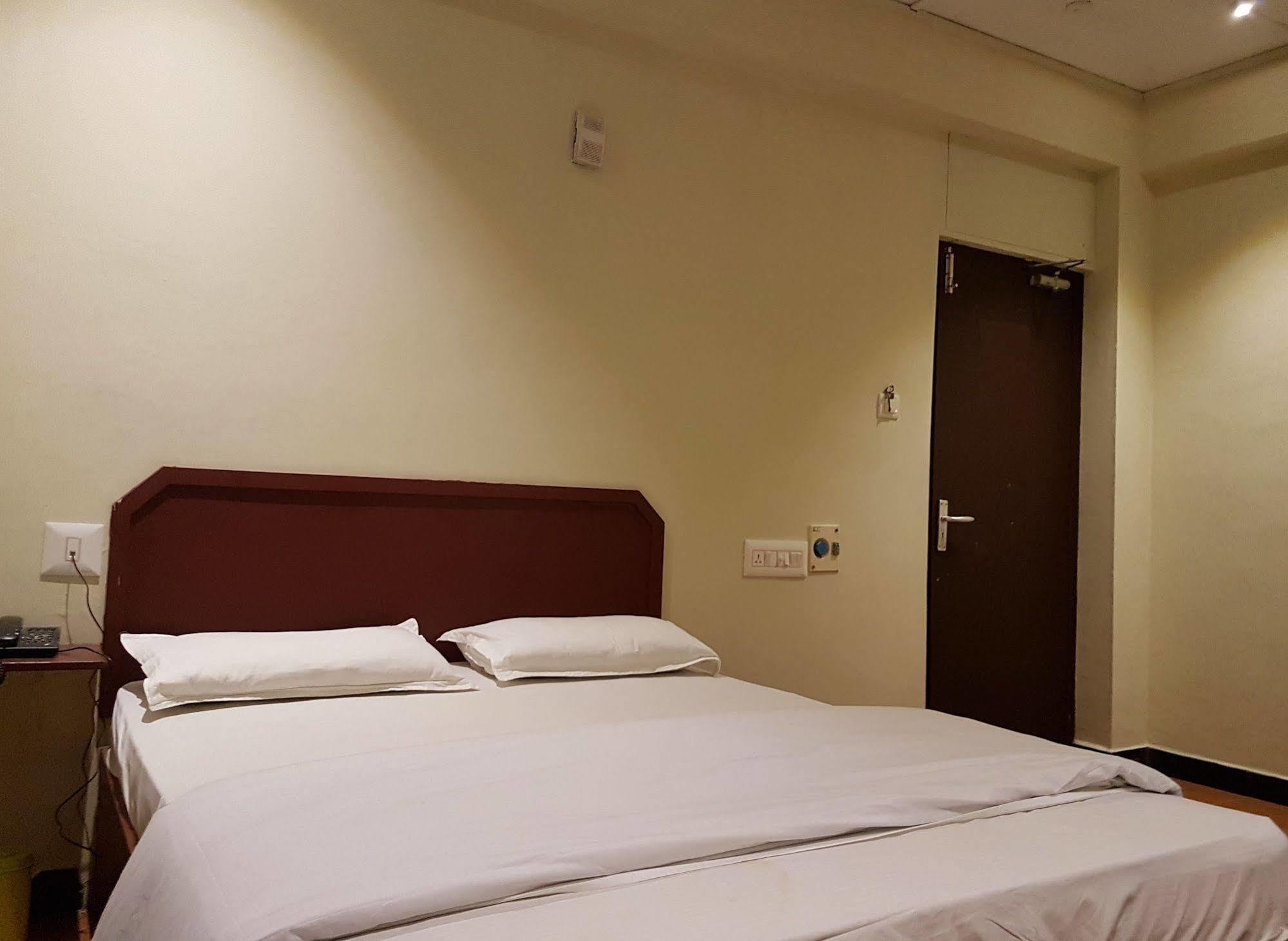 Deluxe Hotel Madras Buitenkant foto