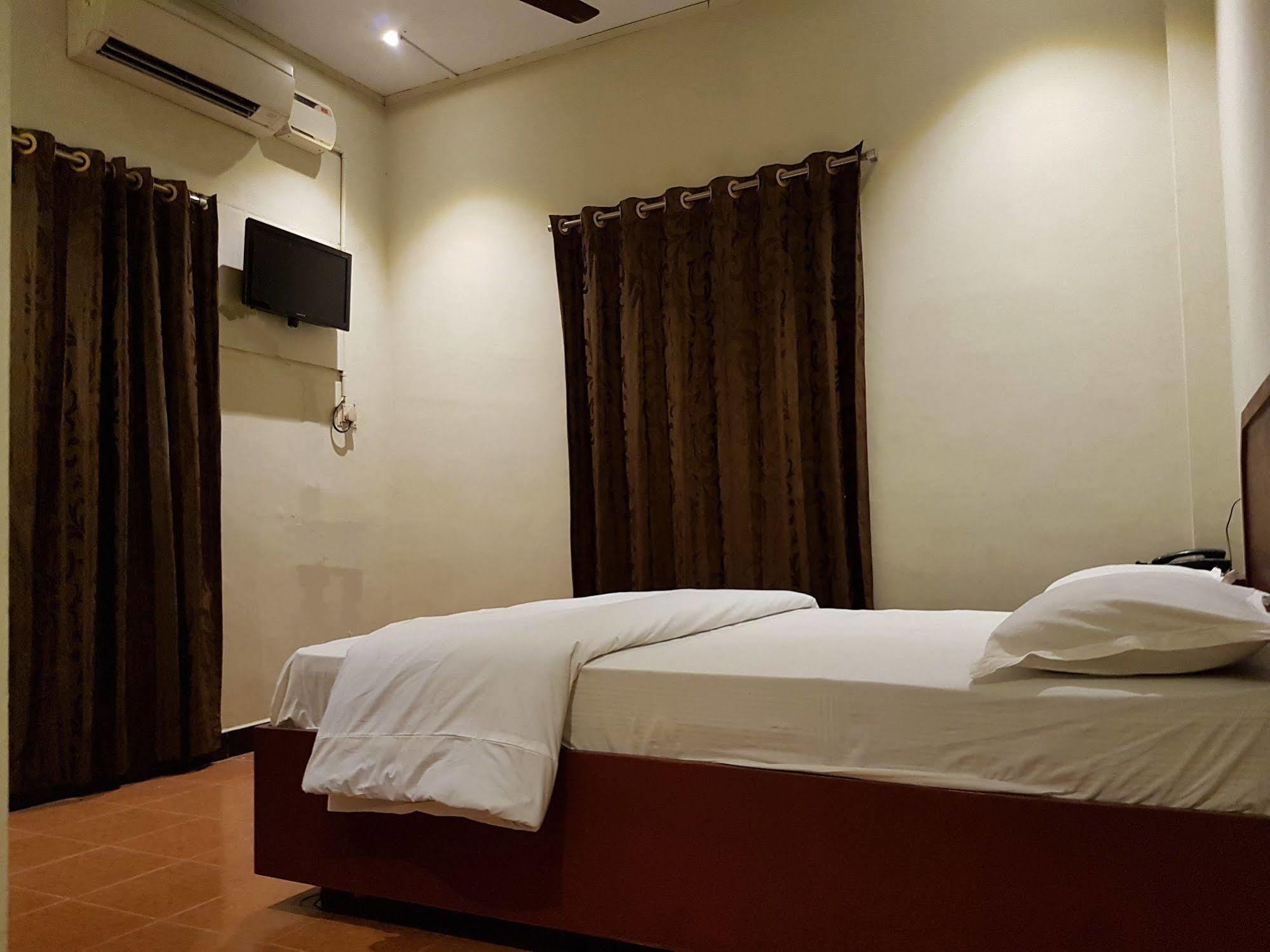 Deluxe Hotel Madras Buitenkant foto