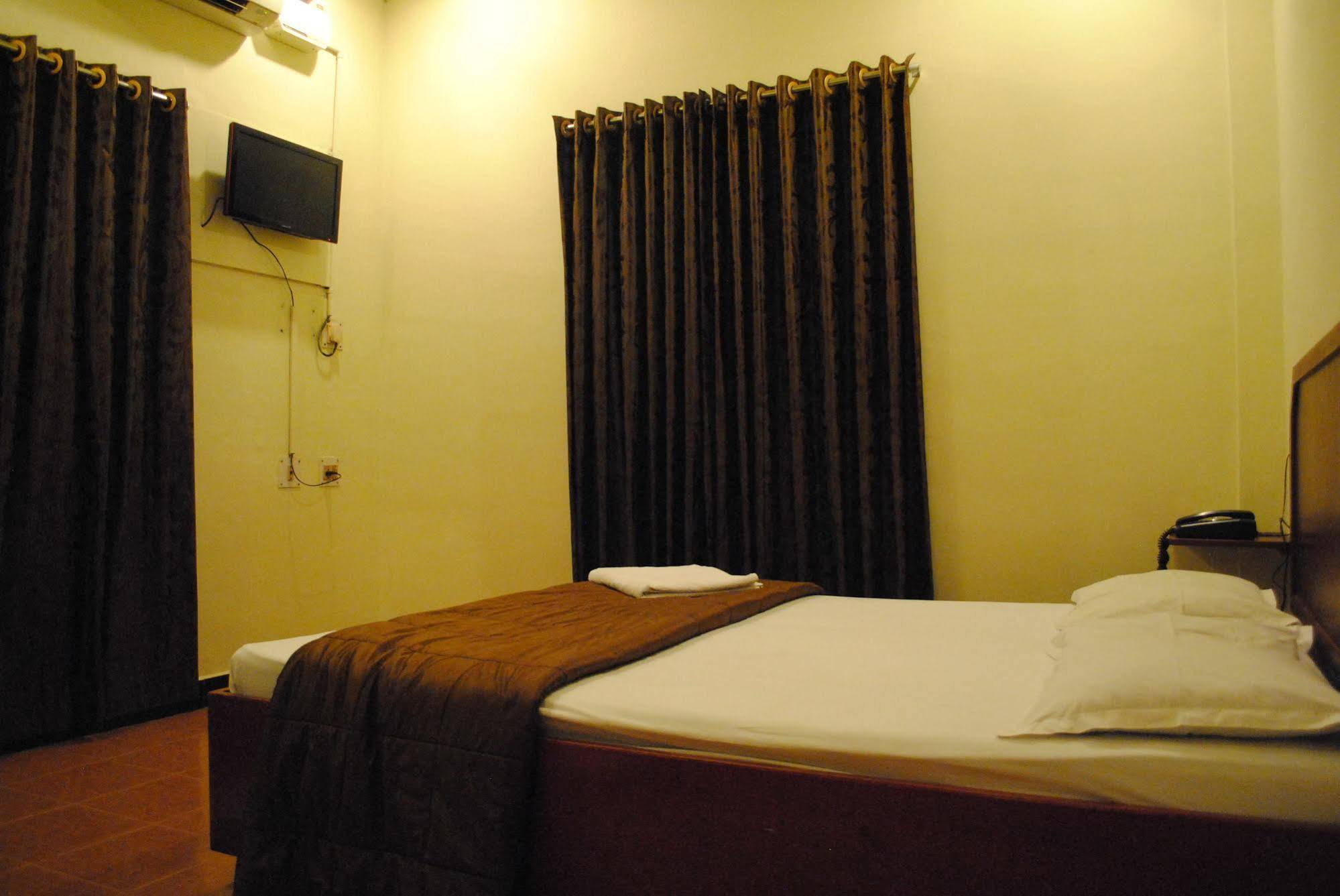 Deluxe Hotel Madras Buitenkant foto