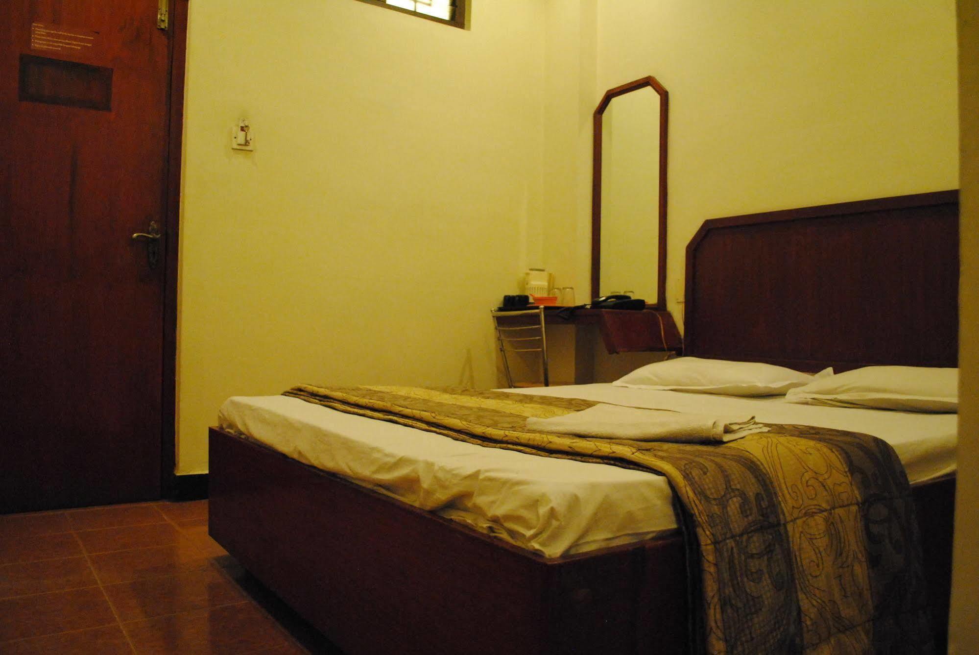 Deluxe Hotel Madras Buitenkant foto
