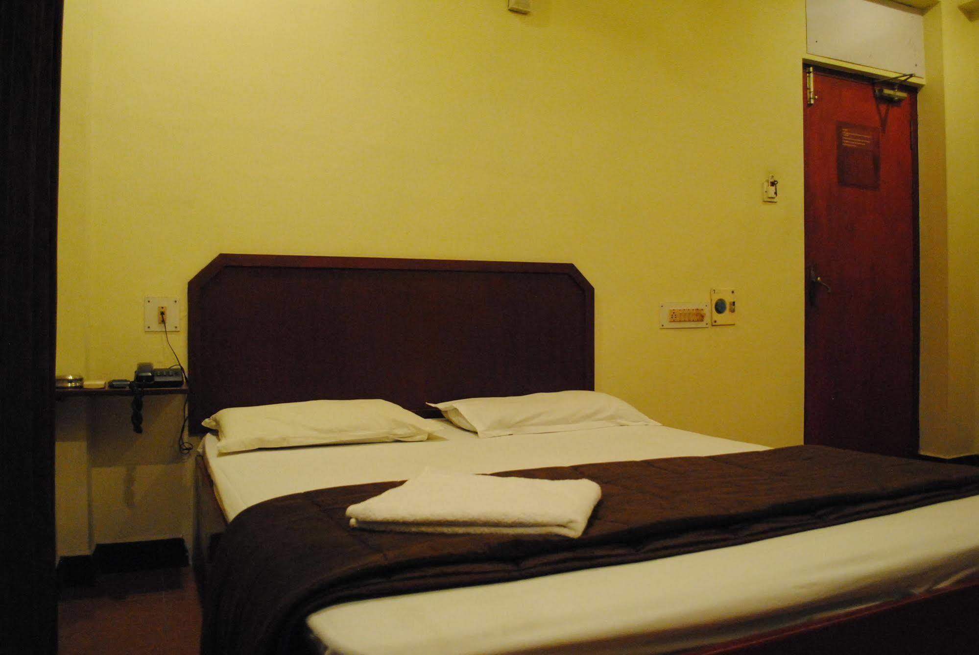 Deluxe Hotel Madras Buitenkant foto