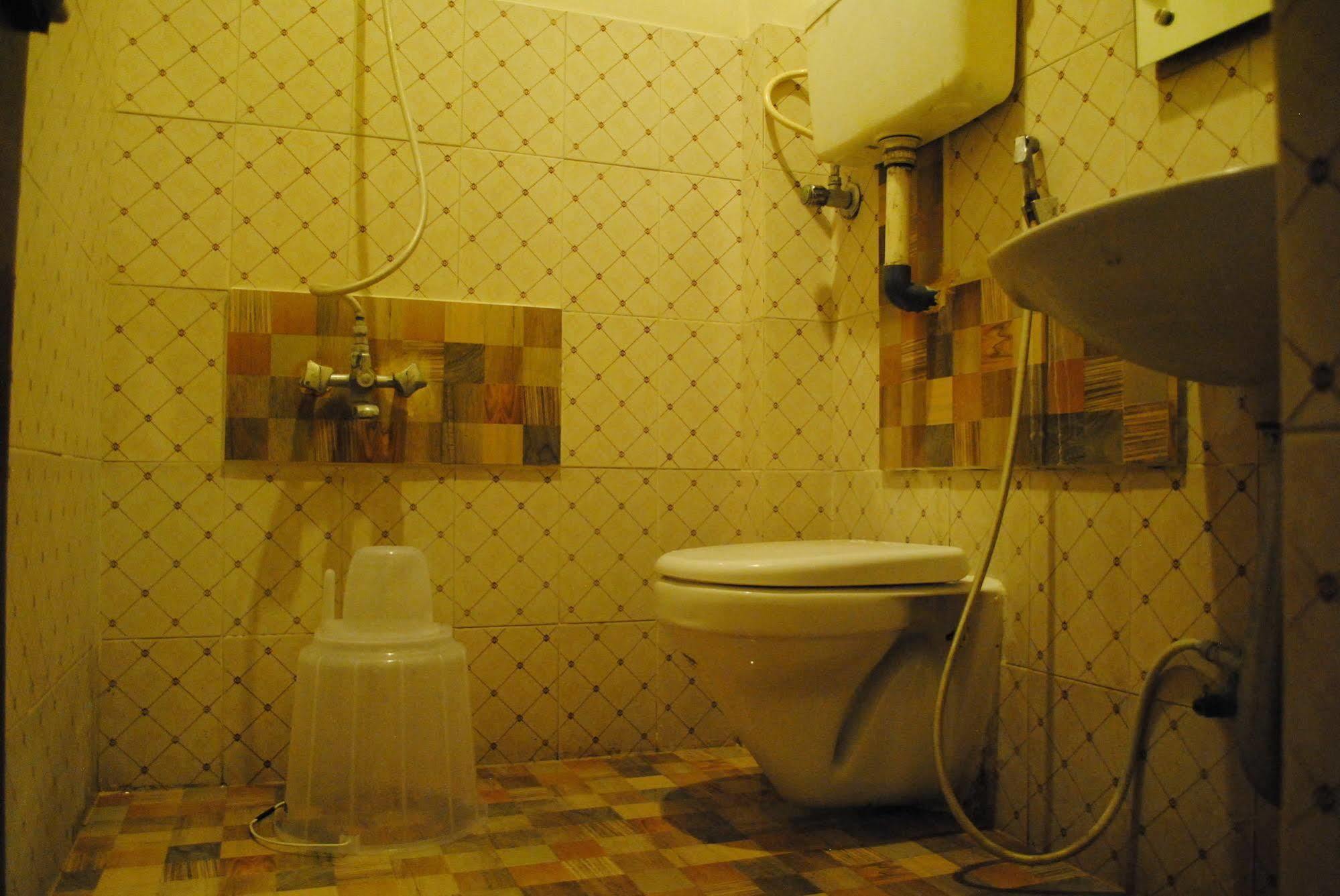 Deluxe Hotel Madras Buitenkant foto
