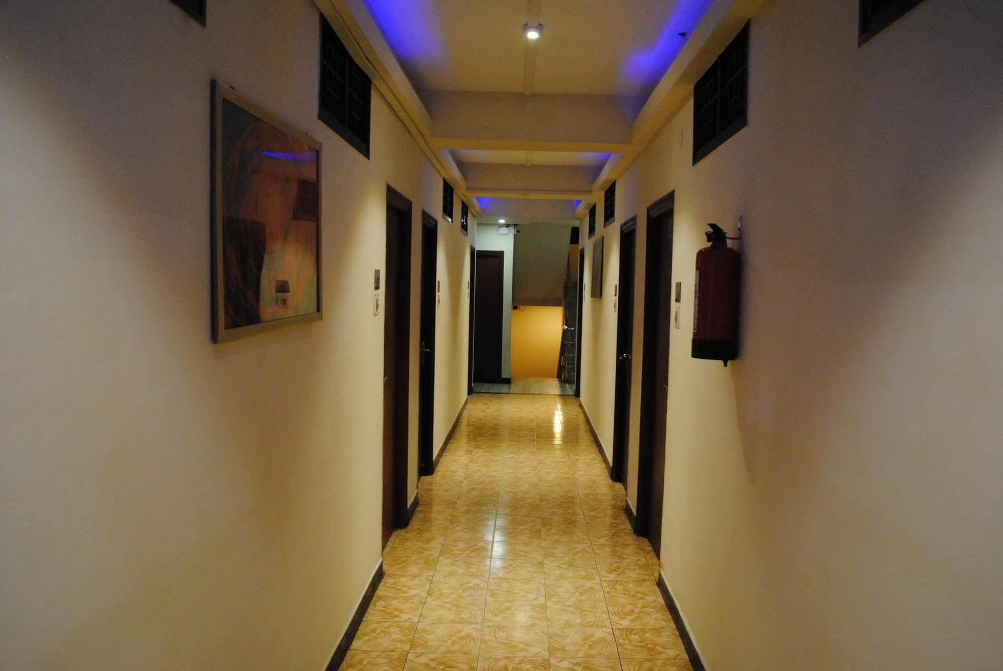 Deluxe Hotel Madras Buitenkant foto
