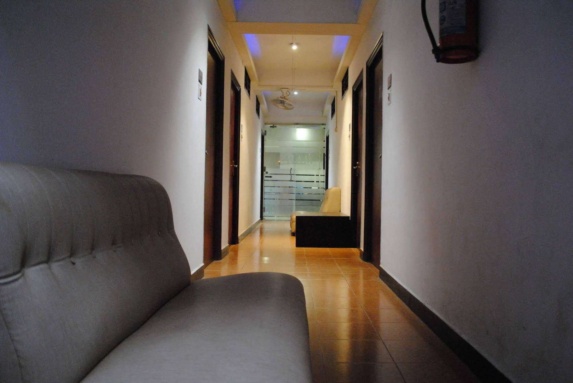 Deluxe Hotel Madras Buitenkant foto