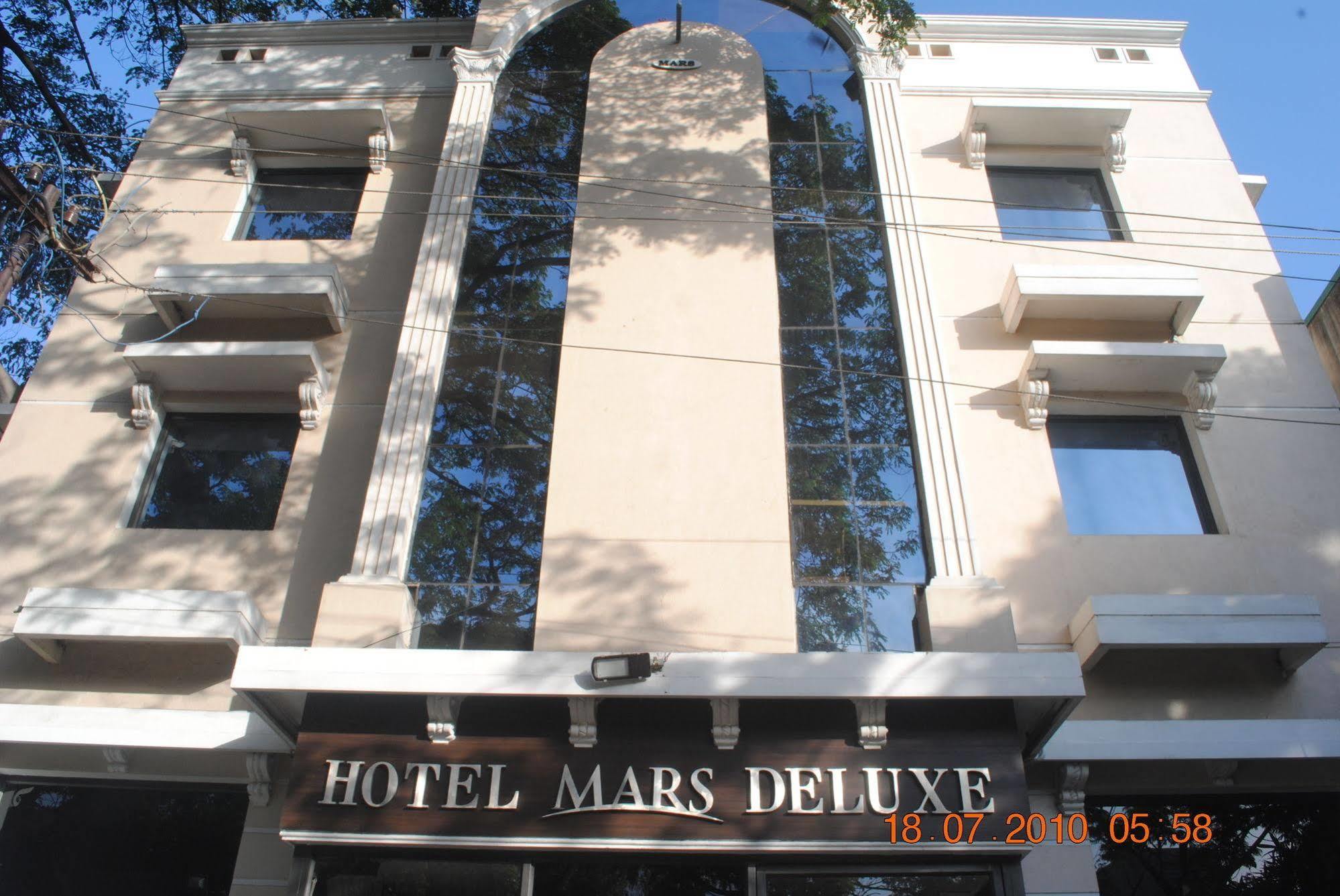 Deluxe Hotel Madras Buitenkant foto