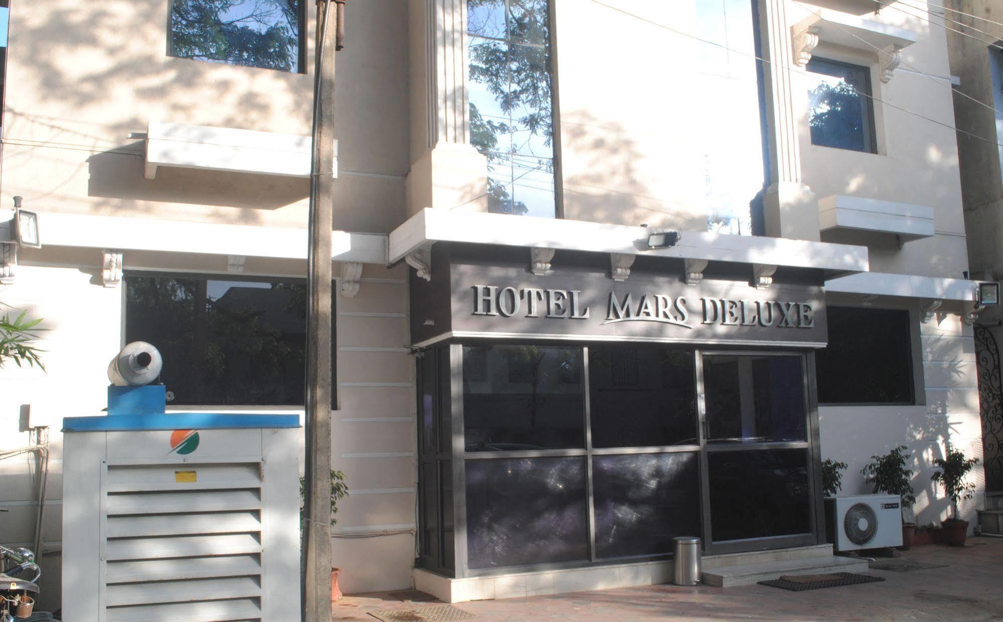 Deluxe Hotel Madras Buitenkant foto