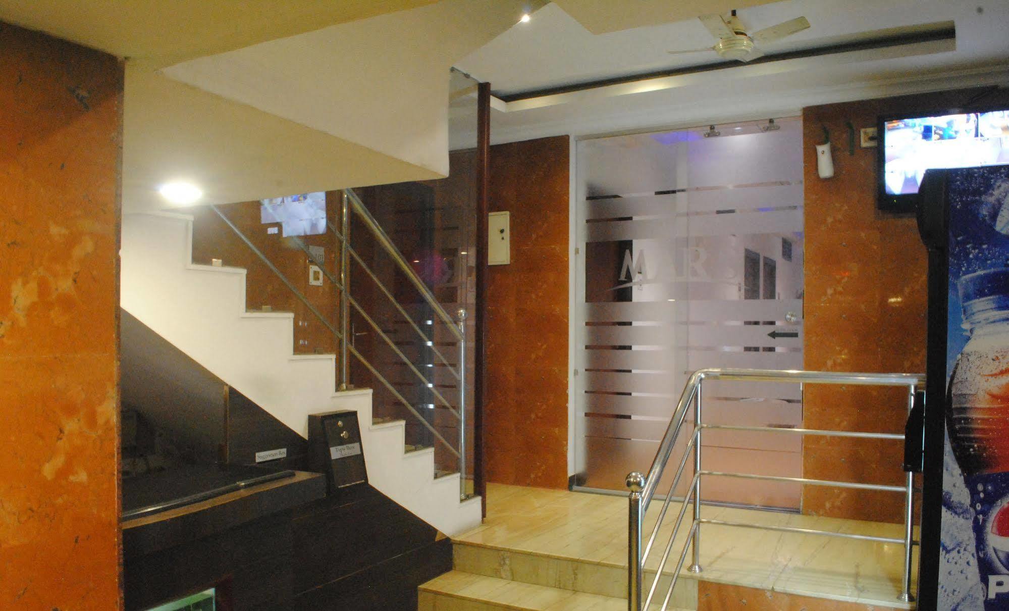 Deluxe Hotel Madras Buitenkant foto