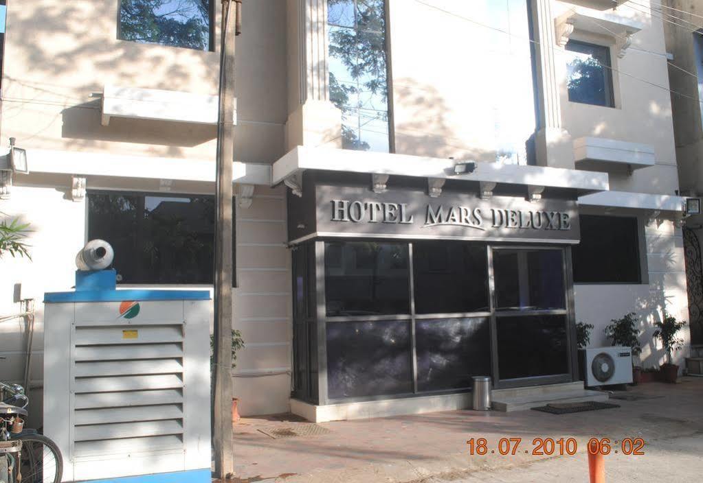 Deluxe Hotel Madras Buitenkant foto