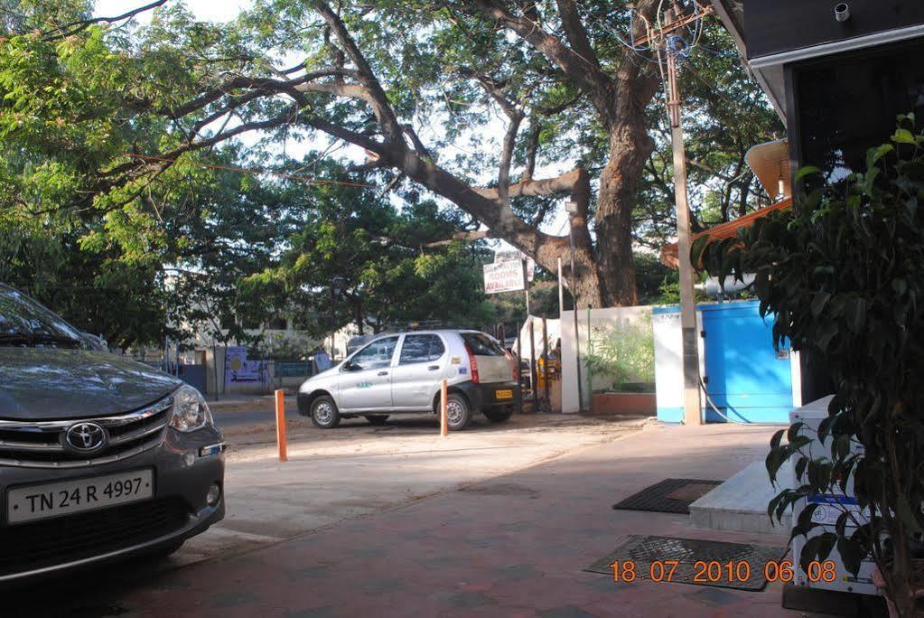 Deluxe Hotel Madras Buitenkant foto